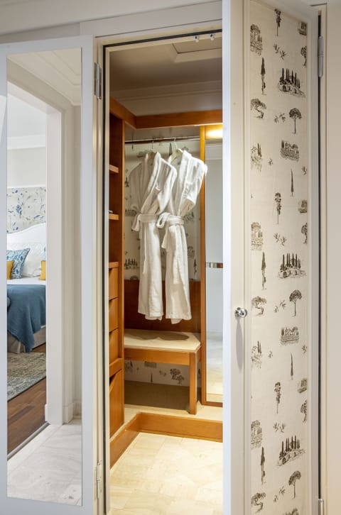 Junior Suite | Minibar, in-room safe, desk, blackout drapes