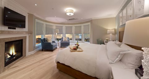 Standard Room, 1 King Bed, City View, Corner (Town View King Corner) | Frette Italian sheets, premium bedding, in-room safe, desk