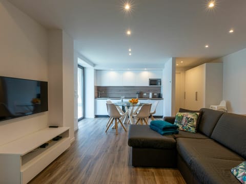 Furniture, Couch, Property, Table, Building, Comfort, Wood, Architecture, Interior Design, Flooring