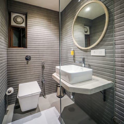 Standard Double Room | Bathroom | Shower, free toiletries, towels