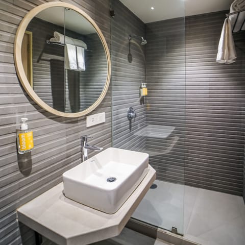 Standard Twin Room | Bathroom | Shower, free toiletries, towels