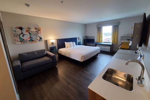 Suite, 1 King Bed, Non Smoking | Desk, laptop workspace, free WiFi, bed sheets