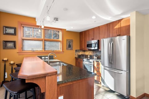 It is so easy to ski or bike back to your condo for lunch! Everything you need to prepare a meal is found in the full kitchen.