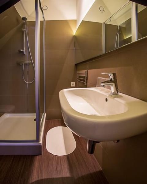 Double Room | Bathroom | Shower, free toiletries, towels