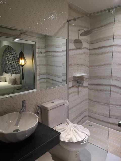 Superior Double Room | Bathroom | Combined shower/tub, rainfall showerhead, free toiletries, hair dryer