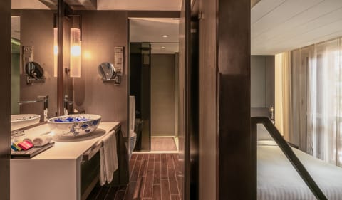 Deluxe Room | Bathroom | Shower, rainfall showerhead, free toiletries, hair dryer