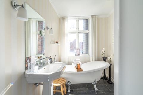 Classic Suite | Bathroom | Hair dryer, bathrobes