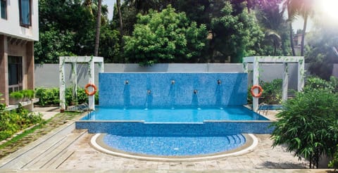 Indoor pool, sun loungers