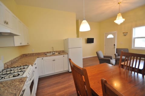 Cottage, 2 Bedrooms, Hot Tub | Shared kitchen | Fridge, microwave, coffee/tea maker