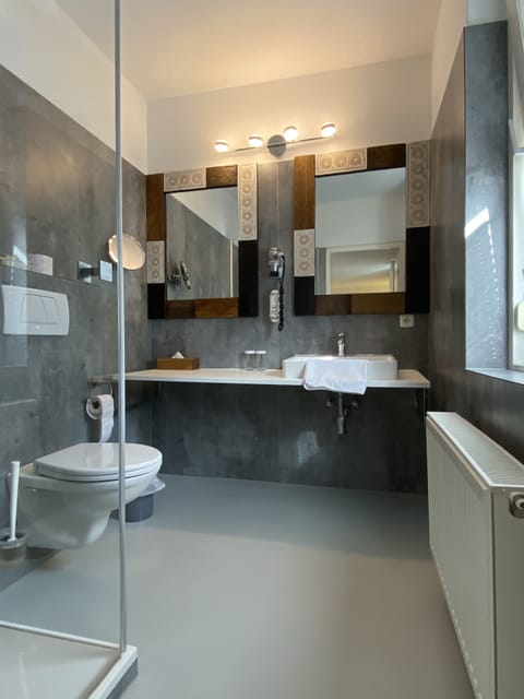 Comfort Double Room, 1 King Bed | Bathroom | Shower, free toiletries, hair dryer, bathrobes