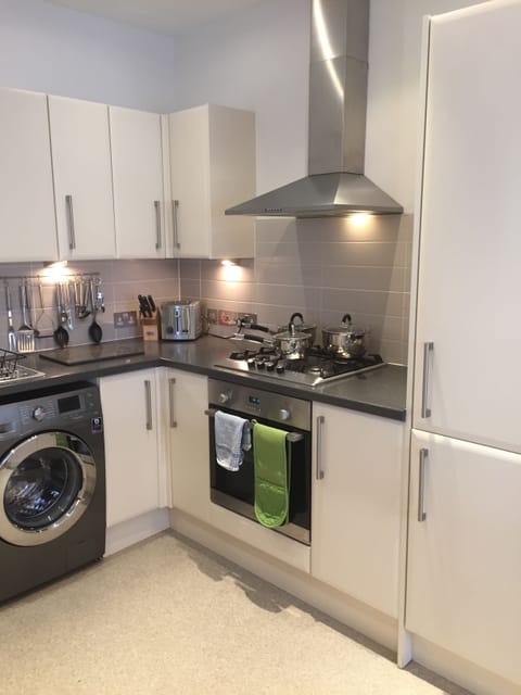 Executive Apartment, 2 Bedrooms, City View ( 2-7 High Street) | Private kitchen | Full-size fridge, microwave, oven, stovetop