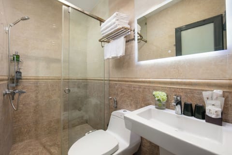 Executive Quadruple Room | Bathroom | Shower, free toiletries, hair dryer, slippers