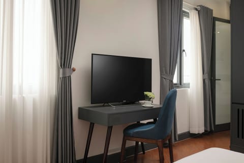 Executive Quadruple Room | Minibar, in-room safe, desk, soundproofing