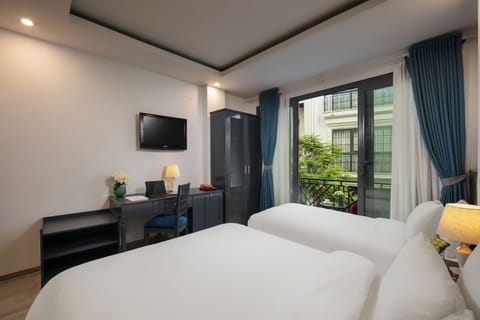 Deluxe Triple Room | Minibar, in-room safe, desk, soundproofing