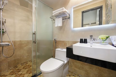 Superior Double Room | Bathroom | Shower, free toiletries, hair dryer, slippers