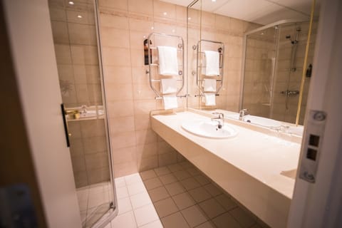 Deluxe Room | Bathroom | Free toiletries, hair dryer, towels