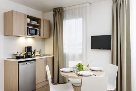 Apartment, 2 Bedrooms | Living area | 26-inch TV with digital channels