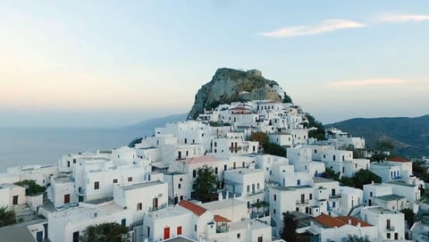 Skyros Attractions – Architecture and Hillside Views
Scenic town view, showing walkability and cultural highlights nearby.