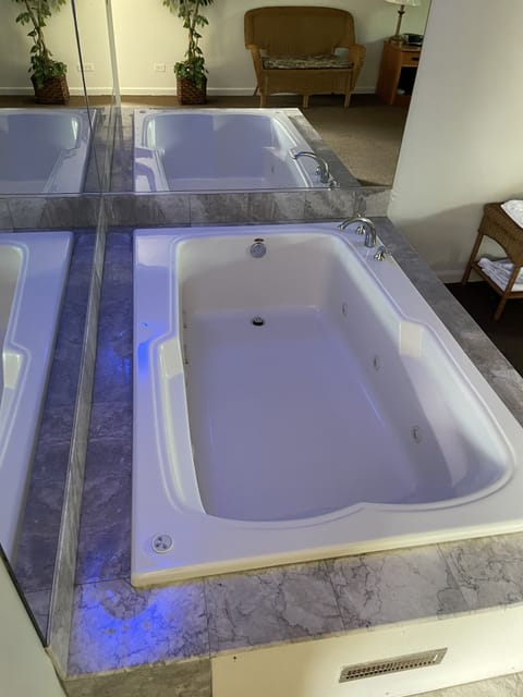 King Whirlpool Suite | Bathroom | Towels