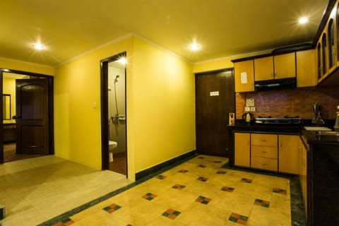 Family Suite | Private kitchenette | Coffee/tea maker, electric kettle