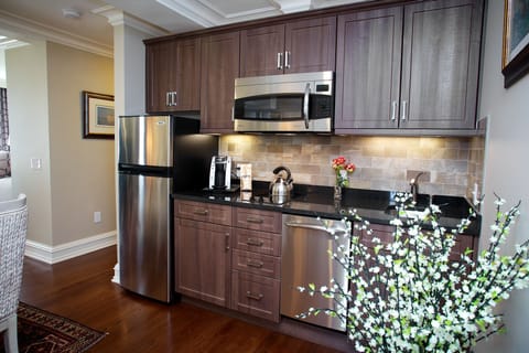 Studio Suite, Kitchen | Private kitchen | Mini-fridge, coffee/tea maker