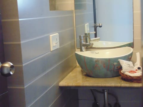 Bathroom sink