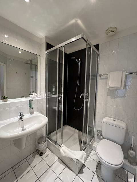 Single Room | Bathroom | Free toiletries, hair dryer, towels