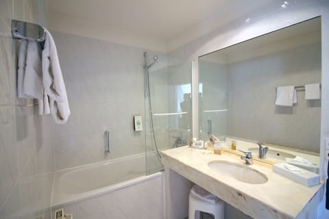 Junior Suite | Bathroom | Free toiletries, hair dryer, towels