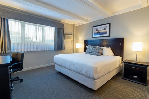 Business Studio Suite | Premium bedding, pillowtop beds, desk, laptop workspace