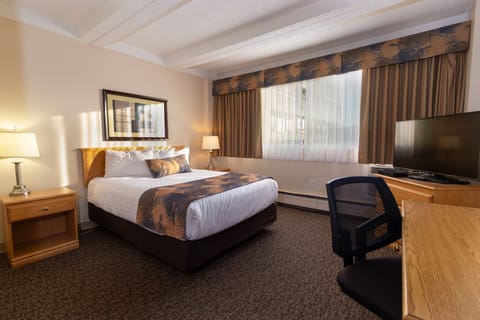 Room, 1 Queen Bed | Premium bedding, pillowtop beds, desk, laptop workspace