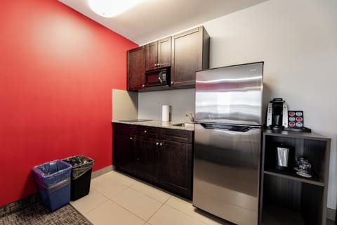 Double Queen Kitchenette Exterior Access (Pet Friendly) | Private kitchenette | Mini-fridge, microwave, coffee/tea maker, electric kettle