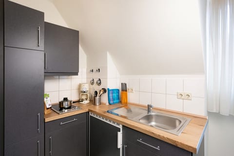 Deluxe Apartment | Private kitchen | Fridge, microwave, stovetop, highchair