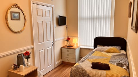 Single Room, Non Smoking | Individually decorated, iron/ironing board, free WiFi, bed sheets