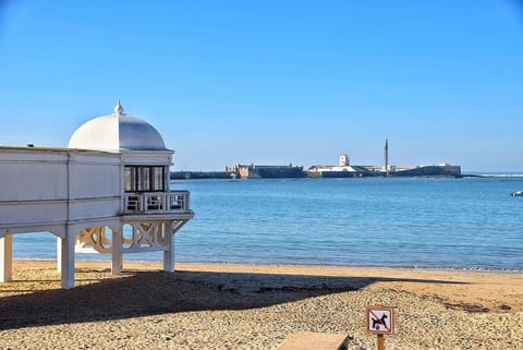 Beach nearby, white sand, 2 beach bars