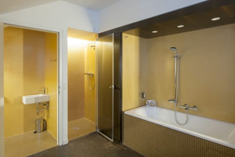 Deluxe Double Room | Bathroom | Hair dryer