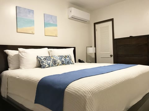 Suite, 1 King Bed with Sofa bed, Garden View | In-room safe, iron/ironing board, free WiFi, bed sheets