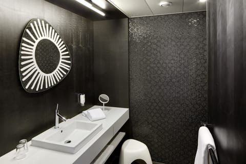 LIFESTYLE Junior Suite | Bathroom | Free toiletries, hair dryer, bathrobes, slippers