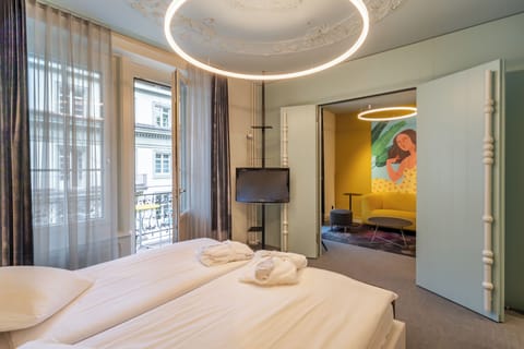 BOUTIQUE Suite with balcony | Hypo-allergenic bedding, minibar, in-room safe, individually decorated