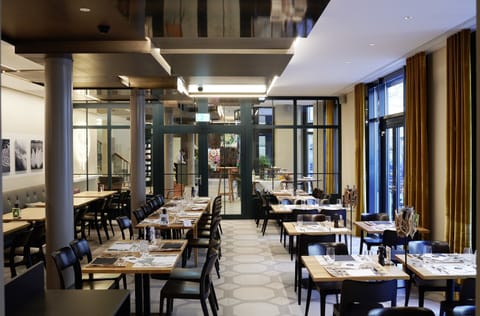 Breakfast, lunch, dinner served; Italian cuisine