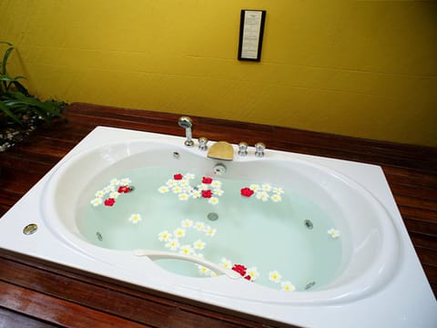 Bungalow, Sea View | Deep soaking bathtub