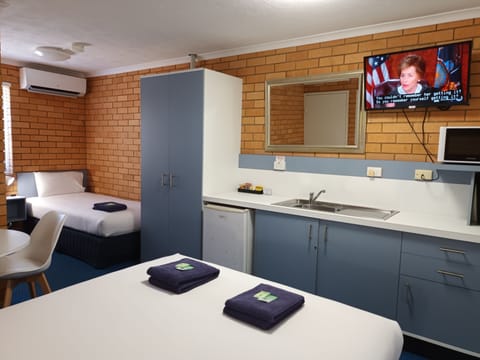 Deluxe Twin Room, Non Smoking | Iron/ironing board, free WiFi, bed sheets