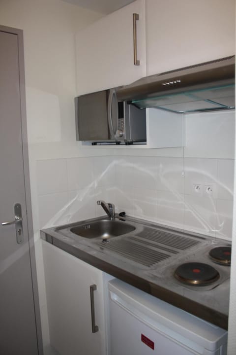 Apartment, 1 Bedroom | Private kitchen | Fridge, microwave, stovetop, cookware/dishes/utensils