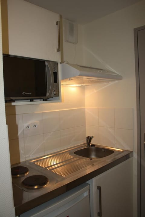 Fridge, microwave, stovetop, cookware/dishes/utensils