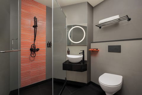 Luxe Queen Room | Bathroom | Shower, rainfall showerhead, free toiletries, hair dryer