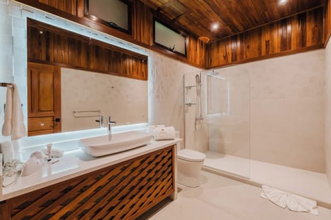 Gulf view King | Bathroom | Hair dryer, towels, soap, shampoo