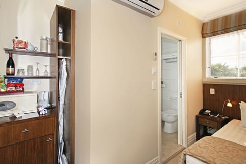 Compact Single Room | Minibar, in-room safe, individually decorated, individually furnished