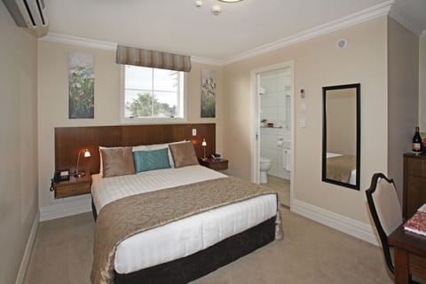 Executive Room | Minibar, in-room safe, individually decorated, individually furnished