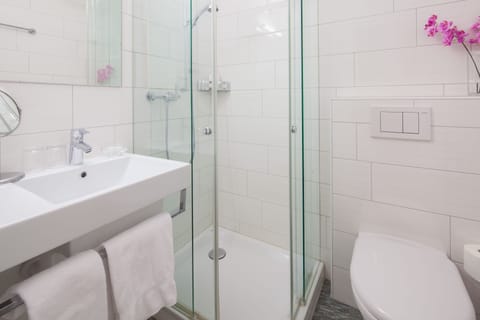 Double Room | Bathroom | Bathtub, hair dryer, bathrobes, slippers