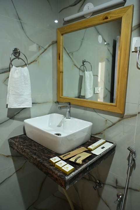 Royal Single Room | Bathroom | Shower, rainfall showerhead, free toiletries