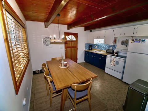 Kitchen fully equipped with all the essentials to make a delicio - Kitchen fully equipped with all the essentials to make a delicious meal and seating for up to 6 guests.